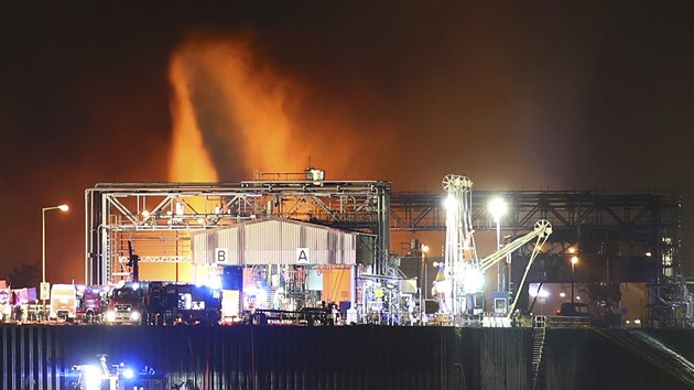 Hasii likviduj por po vbuchu chemiky BASF v nmeckm Ludwigshafenu (17. jna 2016)