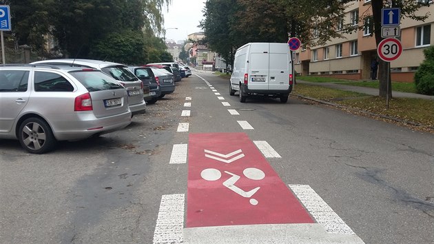 Pohled do Beckovskho ulice s nov nastkanm pruhem pro cyklisty.