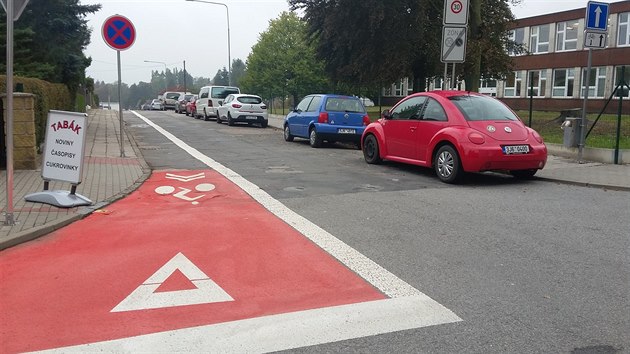 Pruh pro cyklisty se objevil i podl zkladn koly ve Wolkerov ulici.