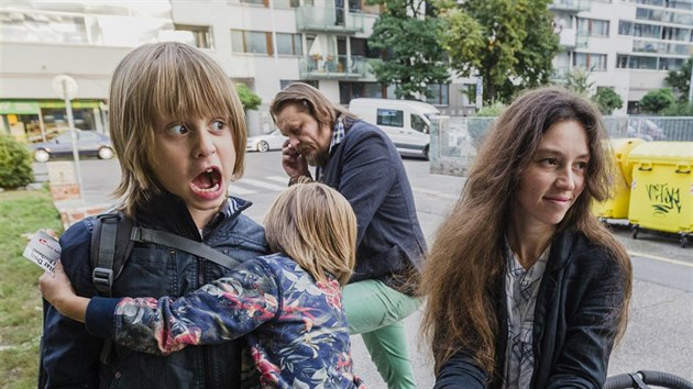 Rusk umlec Oleg Vorotnikov se svou enou Nataliji Sokolovou jsou leny disidentsk skupiny Vojna. Nyn i s dtmi pobvaj v esku.