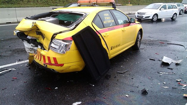 Do vozu asistenn sluby, kter oznaovala msto dopravn nehody na Praskm okruhu, nabouralo jin auto (12.10.2016).