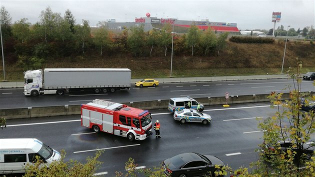 Do vozu asistenn sluby, kter oznaovala msto dopravn nehody na Praskm okruhu, nabouralo jin auto (12.10.2016).