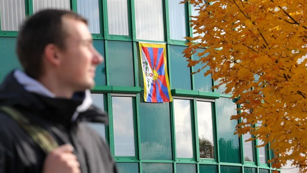 Tibetsk vlajka vlaje i na budov  Zpadoesk univerzity v Plzni. (19. jna 2016)