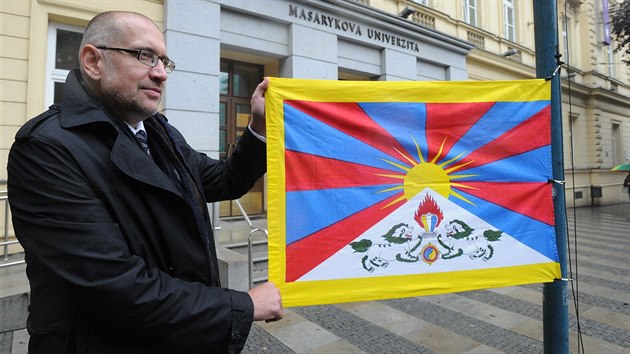 Rektor Masarykovy univerzity v Brn Mikul Bek 19. jna v poledne vyvsil tibetskou vlajku ped budovou rektortu.