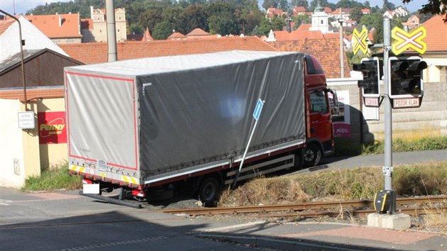 Nkladn auto nechal idi po nehod stt v kolejiti a odeel. (10. jna 2016)