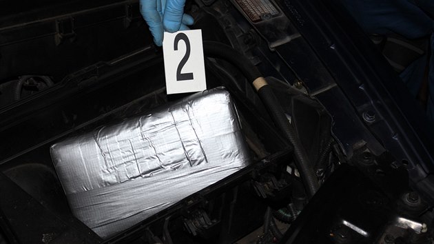 Pi prohldce automobilu policist objevili vce ne dva kilogramy kokainu. Nkter balky byly ukryt v motoru.