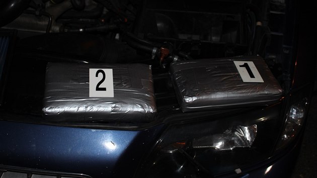 Pi prohldce automobilu policist objevili vce ne dva kilogramy kokainu. Nkter balky byly ukryt v motoru.