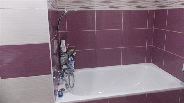 Koupelna je v blo-fialov kombinaci.