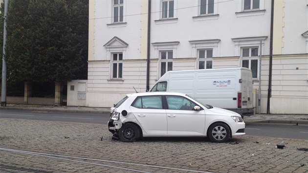 Policejn auto v ter havarovalo na kiovatce ulic Milady Horkov a Badeniho v Praze 6 (18.10.2016)