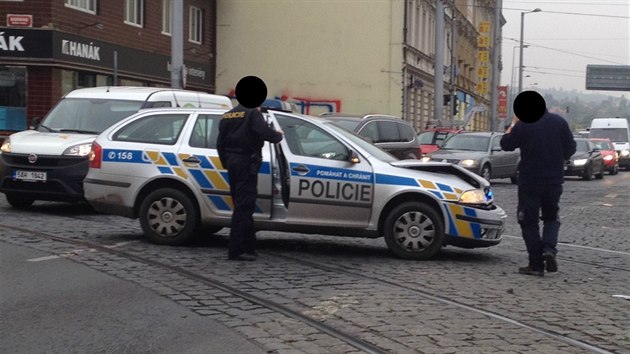 Policejn auto v ter havarovalo na kiovatce ulic Milady Horkov a Badeniho v Praze 6 (18.10.2016)