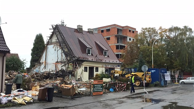 Ve stedu zaala demolice rodinnho domu v Kladn, kter minul tden zdemoloval pravdpodobn vbuch plynu (19.10.2016)