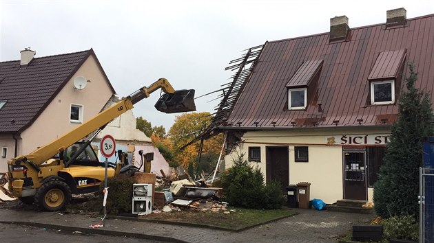 Ve stedu zaala demolice rodinnho domu v Kladn, kter minul tden zdemoloval pravdpodobn vbuch plynu (19.10.2016)