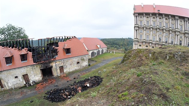 Pohled na porem ponienou budovu plumlovskho zmku, kde zaalo hoet v noci na ter 11. jna 2016. Ohe poniil zhruba ticet metr stechy. Vpravo budova vysokho zmku, kde jsou umstny expozice.