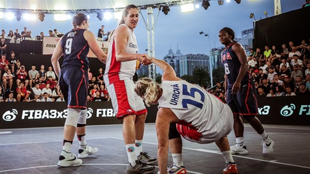 esk basketbalistka Tereza Vorlov pomh na nohy Michaele Uhrov bhem semifinle MS 3x3 proti Ameriankm.
