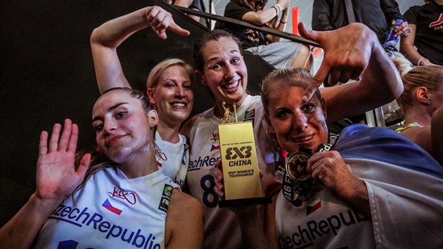 ZLAT SMVY. Kdo by to byl ekal? Sra Krumpholcov, Kateina Novotn, Tereza Vorlov a Michaela Uhrov pivezou do eska zlato z MS v basketbalu 3x3. Jak na jejich radost dolo?