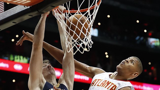 Walter Tavares (vpravo) z Atlanty se pokusil zastavit mera Asika z New Orleans.