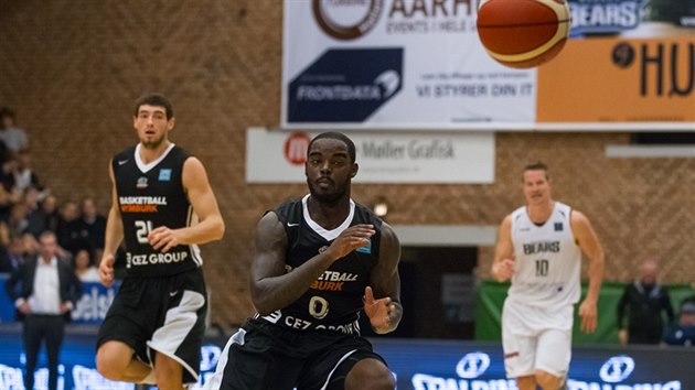 Bryon Allen z Nymburka si jde pro m v duelu s Bakken Bears Aarhus.