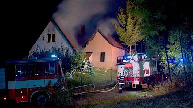 Pi poru rodinnho domu v Chyjicch na Jinsku vznikla koda ti miliony korun (10.10.2016).