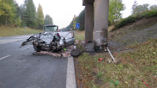 Nraz ve vysok rychlosti zdemoloval pedn st vozu.