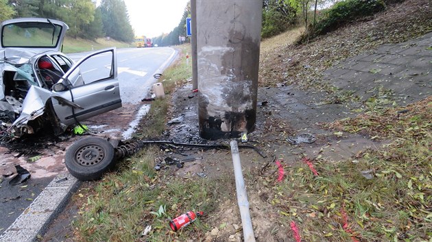 Nraz ve vysok rychlosti zdemoloval pedn st vozu.