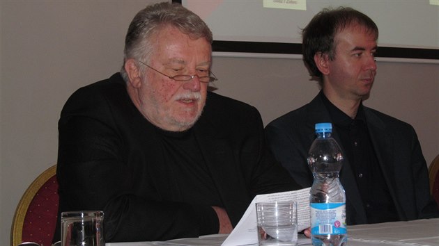 Nmeck historik Andreas Kalckhoff (vlevo) na nedvn tiskov konferenci ke zzen ateckho muzea.
