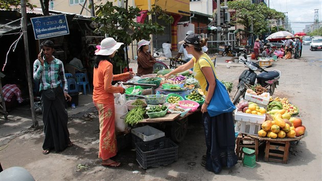 Nkup na ulici v Myanmaru.