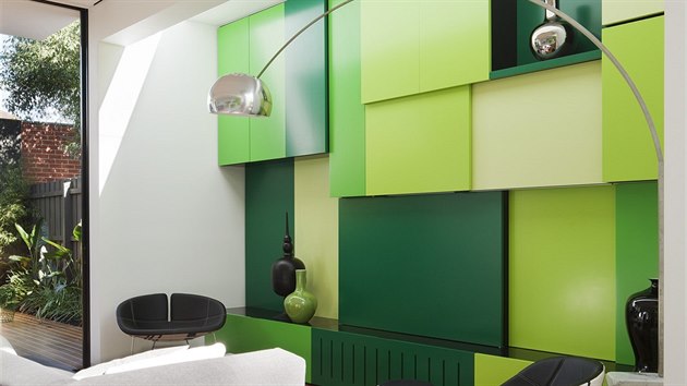Novostavb dominuje exploze zelen barvy, spojen s puristickm minimalismem a hlednmi liniemi modernho nbytku.