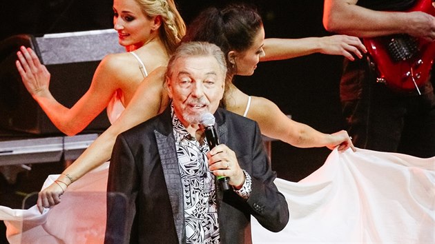 Karel Gott na eskm mejdanu s Impulsem v O2 Arn (Praha, 15. jna 2016)