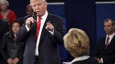 Trump a Clintonová se stetli ve druhé televizní debat. (10.íjna 2016)