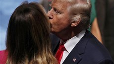 Republikán Donald Trump se svou manelkou Melanii po televizní debat s...