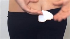 Nalepovací kalhotky nejsou vidět ani pod přiléhavou sukní Nalepovací kalhotky nejsou vidět ani pod přiléhavou sukní