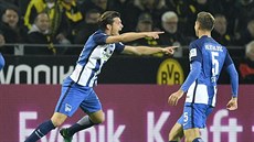Valentin Stocker (vlevo) z Herthy oslavuje gól na hiti Dortmundu.