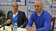 Na laviku hokejist Plzn se postaví doasn Martin Straka (vlevo) a sportovní...