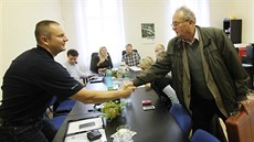 Lídr hnutí ANO na Vysoin Josef Pavlík pi sítání hlas v krajských volbách