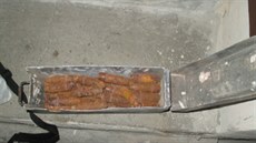 Muž přinesl na policejní stanici 77 dělostřeleckých střel, které našel při... Muž přinesl na policejní stanici 77 dělostřeleckých střel, které našel při...