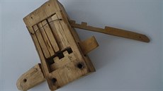 Dochovaný dřevěný zámek. Klíčem je dřevěný kolík dlouhý asi 20 cm s různě... Dochovaný dřevěný zámek. Klíčem je dřevěný kolík dlouhý asi 20 cm s různě...
