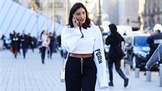 Perfektní mikina pro aktuální sezonu má zkrácenou délku, oversized střih, extra... Perfektní mikina pro aktuální sezonu má zkrácenou délku, oversized střih, extra...