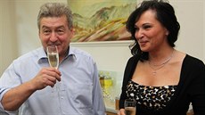 Vítěz senátních voleb za obvod Frýdek-Místek Jiří Cienciala se raduje spolu se... Vítěz senátních voleb za obvod Frýdek-Místek Jiří Cienciala se raduje spolu se...