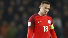 Kapitán Anglie Wayne Rooney naskoil do zápasu proti Slovinsku a jako...