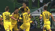 Julian Weigl (druhý zleva) vstelil na hiti Sportingu Lisabon druhý gól...