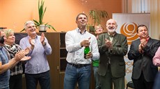 Jiří Zimola slaví se svými spolustraníky vítězství v krajských volbách v... Jiří Zimola slaví se svými spolustraníky vítězství v krajských volbách v...