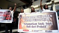 Protest před zahájením procesu s Australanem Robertem Andrew Fiddes Ellisem,... Protest před zahájením procesu s Australanem Robertem Andrew Fiddes Ellisem,...