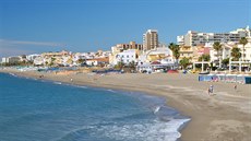 panlská klasika: plá Carihuela v letovisku Torremolinos na Costa del Sol