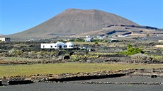 Ve vnitrozemí ostrova Lanzarote. Pohled na vulkanický kuel Monta&#241;a Tamia