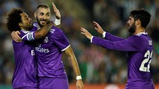 Fotbalisté Realu Madrid oslavují gól Marcela (vlevo)