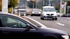 Výjezd z Hradubické u Globusu směrem od Hradce Králové. Výjezd z Hradubické u Globusu směrem od Hradce Králové.