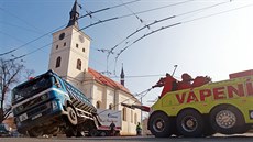Kruhový objezd v Lázních Bohdaneč je velmi frekventovaný, denně k němu míří z... Kruhový objezd v Lázních Bohdaneč je velmi frekventovaný, denně k němu míří z...