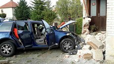 Auto lékaře prorazilo plot a nabouralo dům. Auto lékaře prorazilo plot a nabouralo dům.