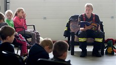 Děti si vyslechly pět pohádek, jednu z nich jim přitom přečetl hasič, který se... Děti si vyslechly pět pohádek, jednu z nich jim přitom přečetl hasič, který se...