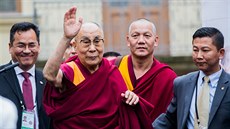 Zhruba tisíc lidí přivítalo na Hradčanském náměstí v Praze tibetského... Zhruba tisíc lidí přivítalo na Hradčanském náměstí v Praze tibetského...